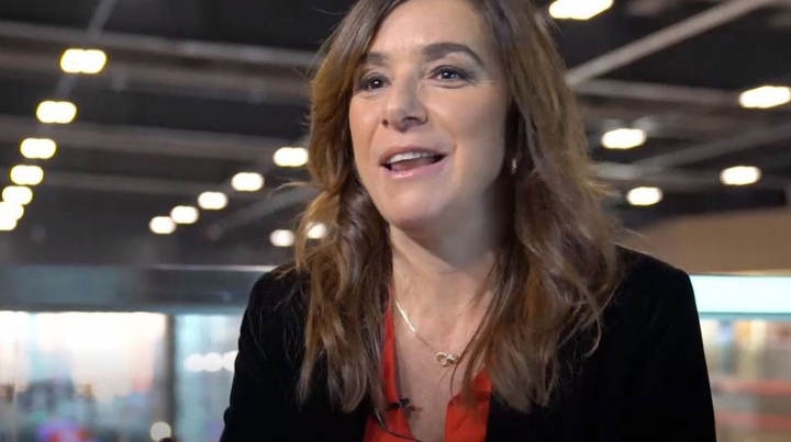 " No nacimos con la tecnología digital, los chicos ya nacieron con esto, y no se les ocurre agarrar el teléfono y hablar...",Laura Jurkowski.