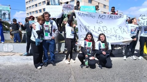 Leonella Dina: &quot;A Ramiro lo mataron. Él subió sano a un patrullero y apareció muerto en la vereda de la comisaría&quot;
