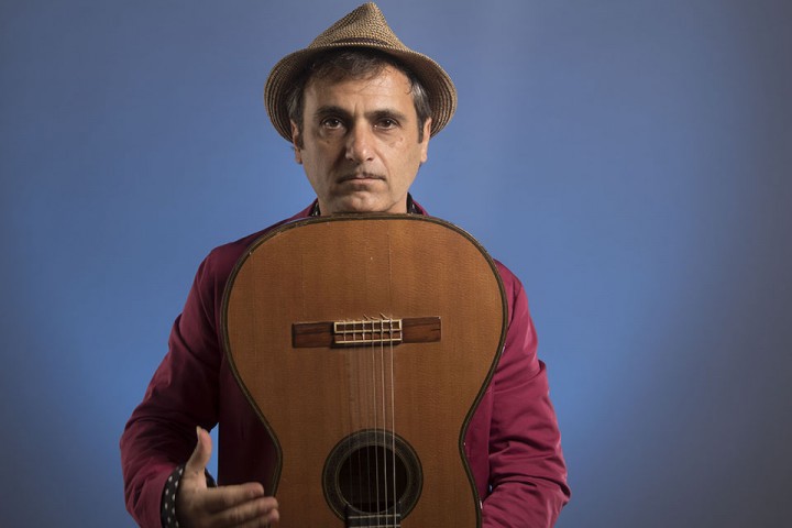 "Lo que hago es algo lúdico, entrar en el espíritu de un cantante..", Brian Chambouleyron .