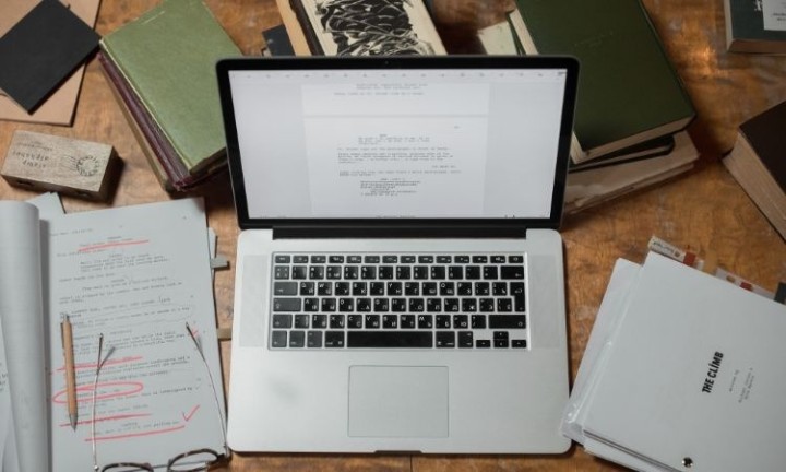 Innovación en radiodifusión: cómo las herramientas de imagen a texto transforman la escritura de guiones